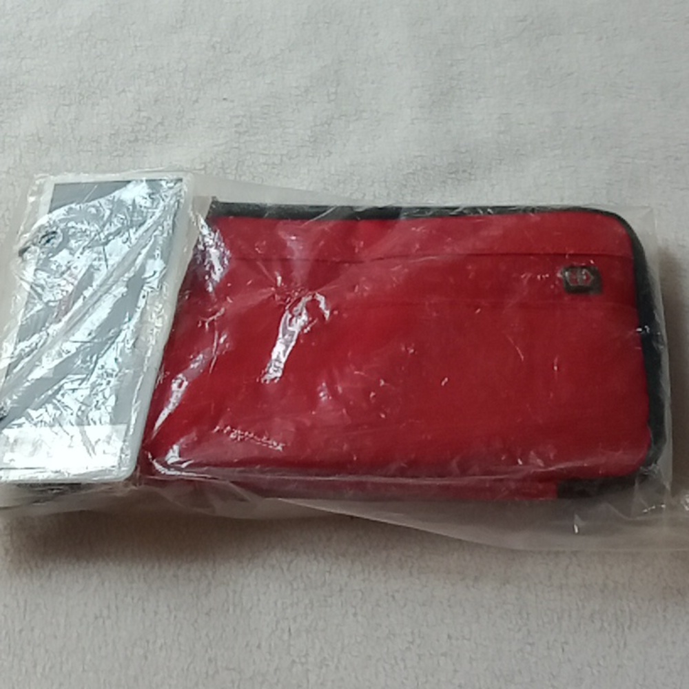 NWT A VICTORINOX SWISS ARMY TRAVEL ORGANIZER RED ZIPPERED POCKETS PASSPORT ID